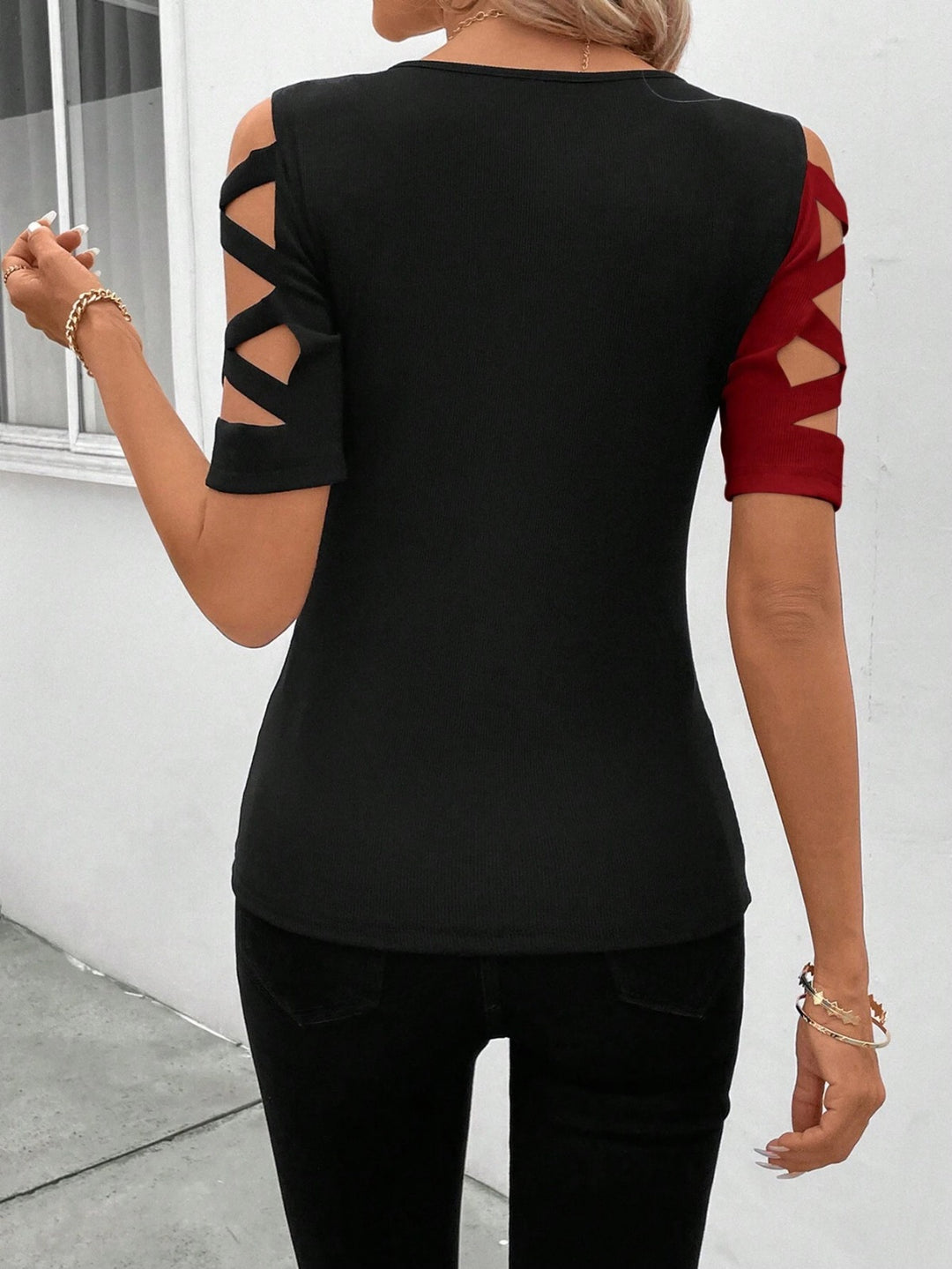 Heidi Mode | Klassisches, farblich passendes, schulterfreies, schmal geschnittenes T-Shirt