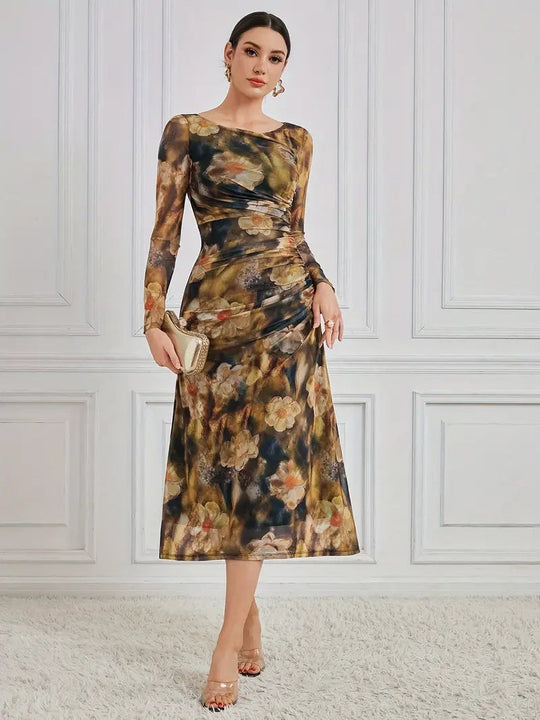 Elegantes, figurbetontes Kleid mit langen Ärmeln und rundem Ausschnitt