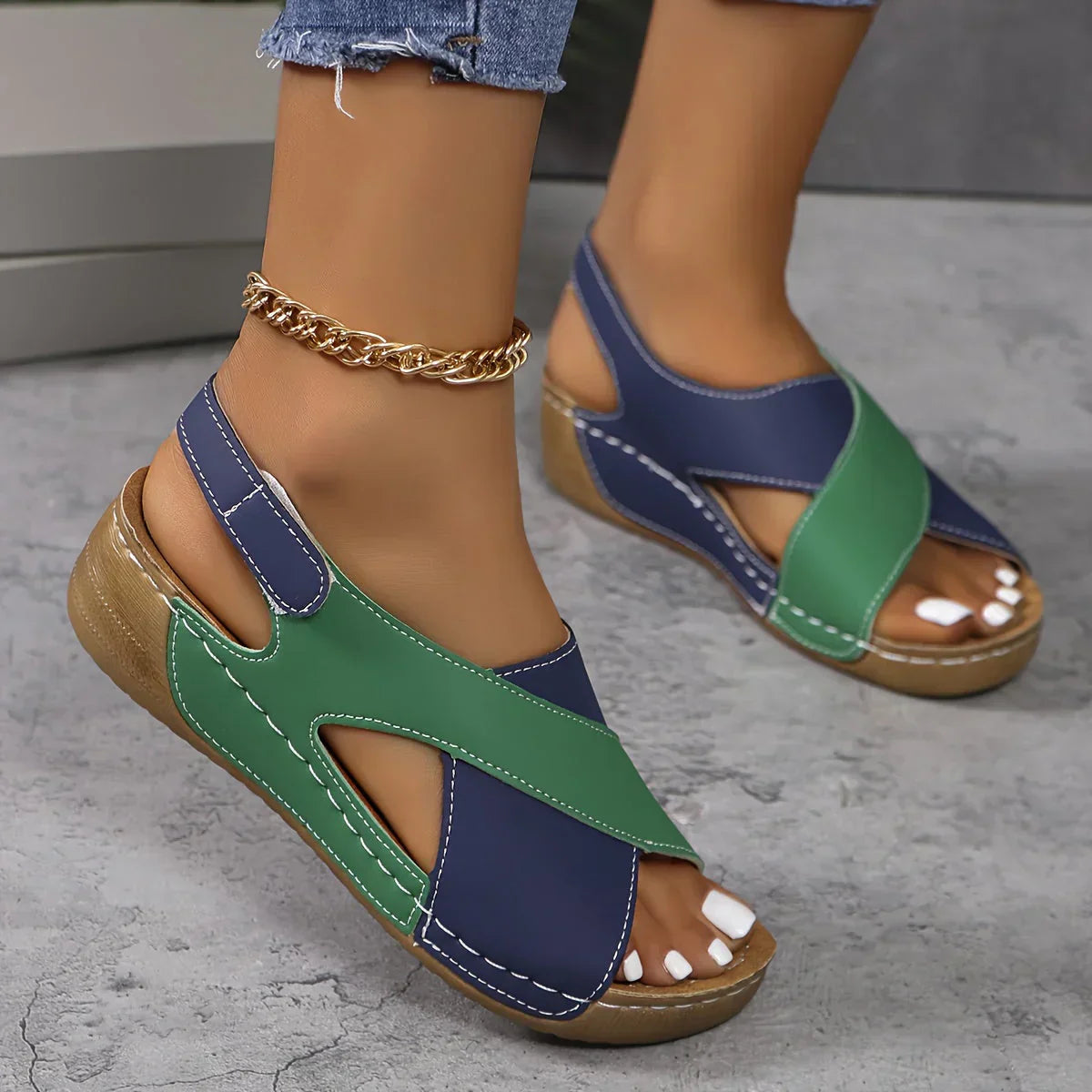 Damenschuhe mit kontrastierendem Keilabsatz