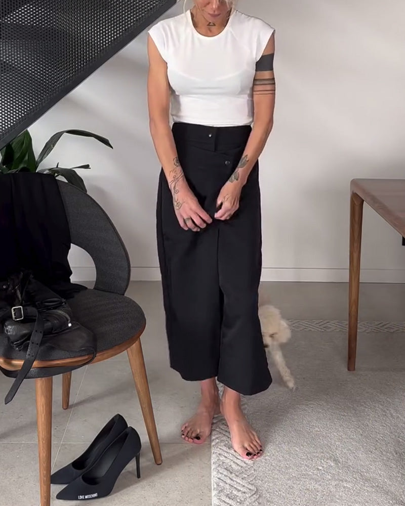Heidi-Mode | Hochtaillierte Schwarze Hosen mit Querliegender Knopfverschluss