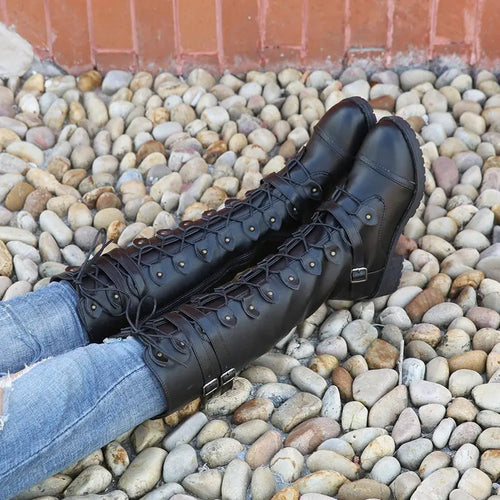 Heidi-Mode | Ritter Niedrige Absatz Bikerstiefel mit Gürtelschnalle Kreuzgurte