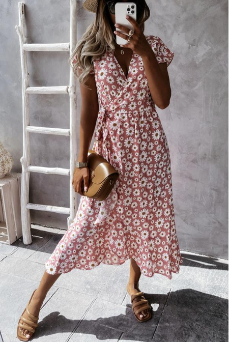 Heidi-Mode | Adored By You Floral Midi Kleid mit Gänseblümchen