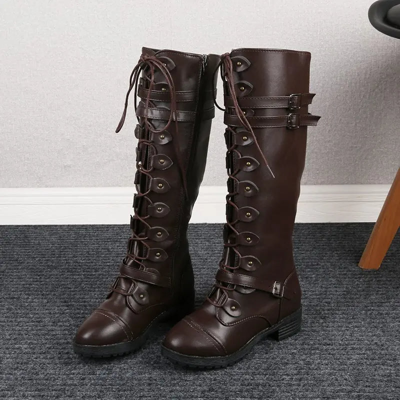 Heidi-Mode | Ritter Niedrige Absatz Bikerstiefel mit Gürtelschnalle Kreuzgurte