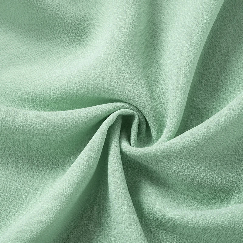 Luftiges mintgrünes Kleid mit Rüschenschichten