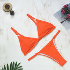 Heidi-Mode Zweiteiliger Bikini-Badeanzug mit goldfarbigen Metallringen und dreieckigen Körbchen