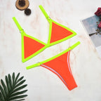 Heidi-Mode Zweiteiliger Bikini-Badeanzug mit goldfarbigen Metallringen und dreieckigen Körbchen