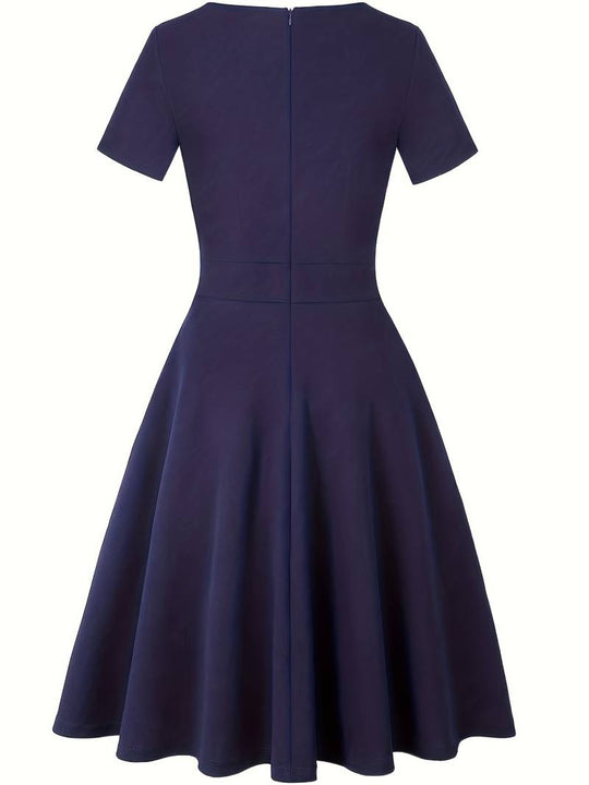 Blaues Kleid mit Kontrastierender Spitze und Akzentuierter Taille