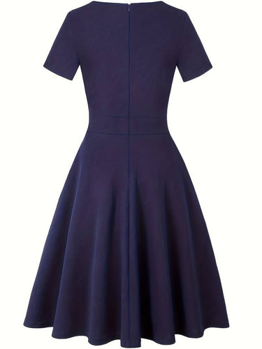 Blaues Kleid mit Kontrastierender Spitze und Akzentuierter Taille