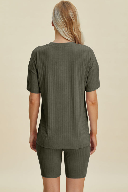 Heidi-Mode | Basic Bae Vollgröße Geripptes V-Ausschnitt Kurzarm Oberteil und Shorts Set