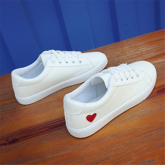 Weiße Herzchen Schuhe