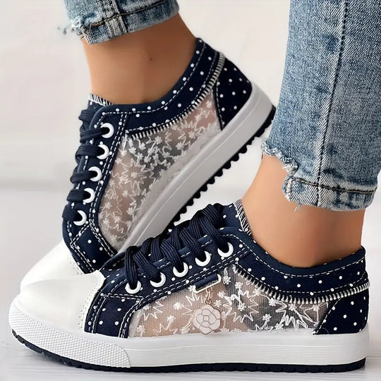 Flache Sneakers mit runder Spitze und Mesh-Schnürsenkeln