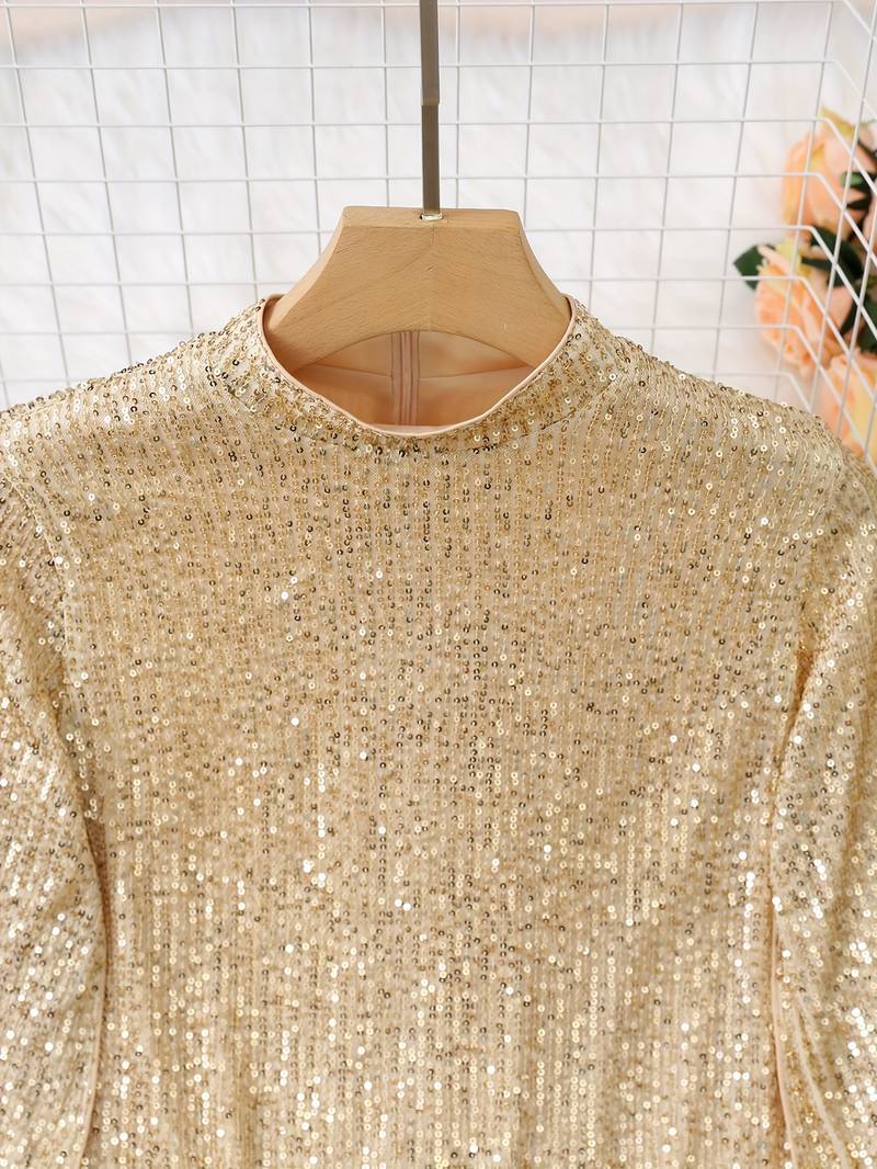 Goldfarbenes Paillettenkleid mit Stehkragen