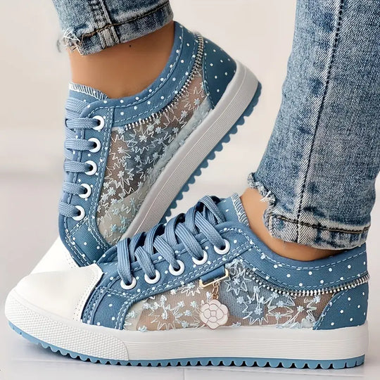 Flache Sneakers mit runder Spitze und Mesh-Schnürsenkeln