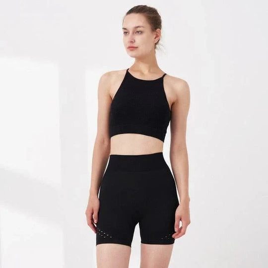 Ein Set für sportliche Aktivitäten mit knappen Shorts