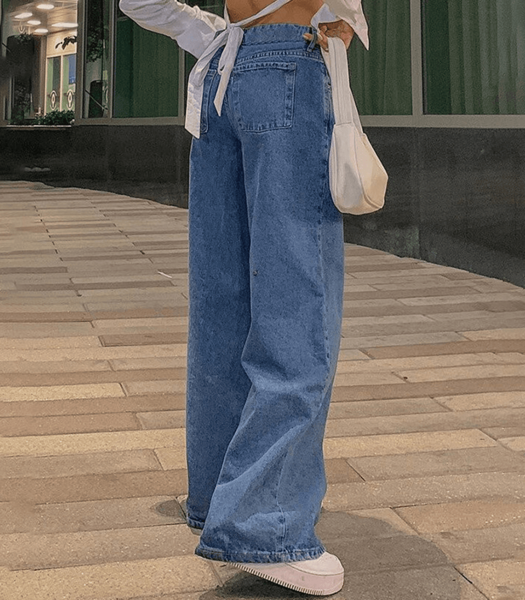 Baggy-Jeans mit niedriger Taille in einfarbigem Design neu formuliert.