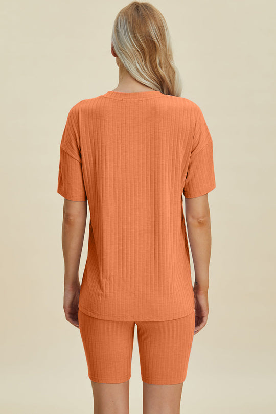 Heidi-Mode | Basic Bae Vollgröße Geripptes V-Ausschnitt Kurzarm Oberteil und Shorts Set