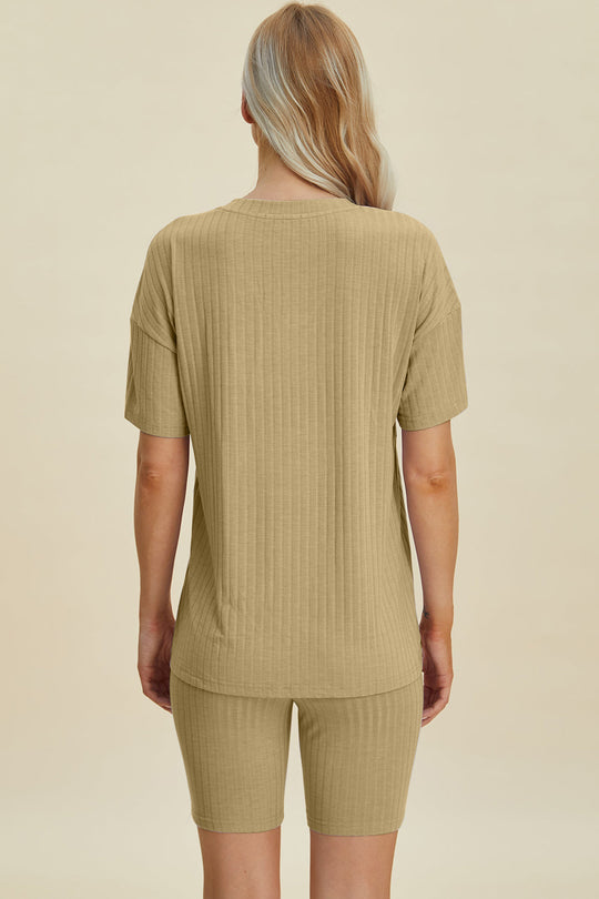 Heidi-Mode | Basic Bae Vollgröße Geripptes V-Ausschnitt Kurzarm Oberteil und Shorts Set