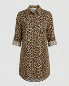 Lässiges Kleid mit Leopardenmuster, geteiltem Saum und hochgekrempelten Ärmeln