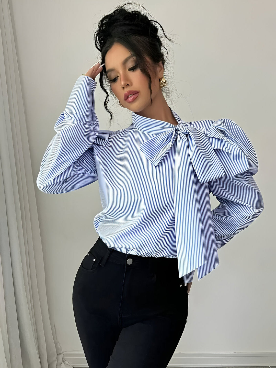 Heidi-Mode | Elegantes Gestreiftes Hemd mit Großem Schleifen-Detail