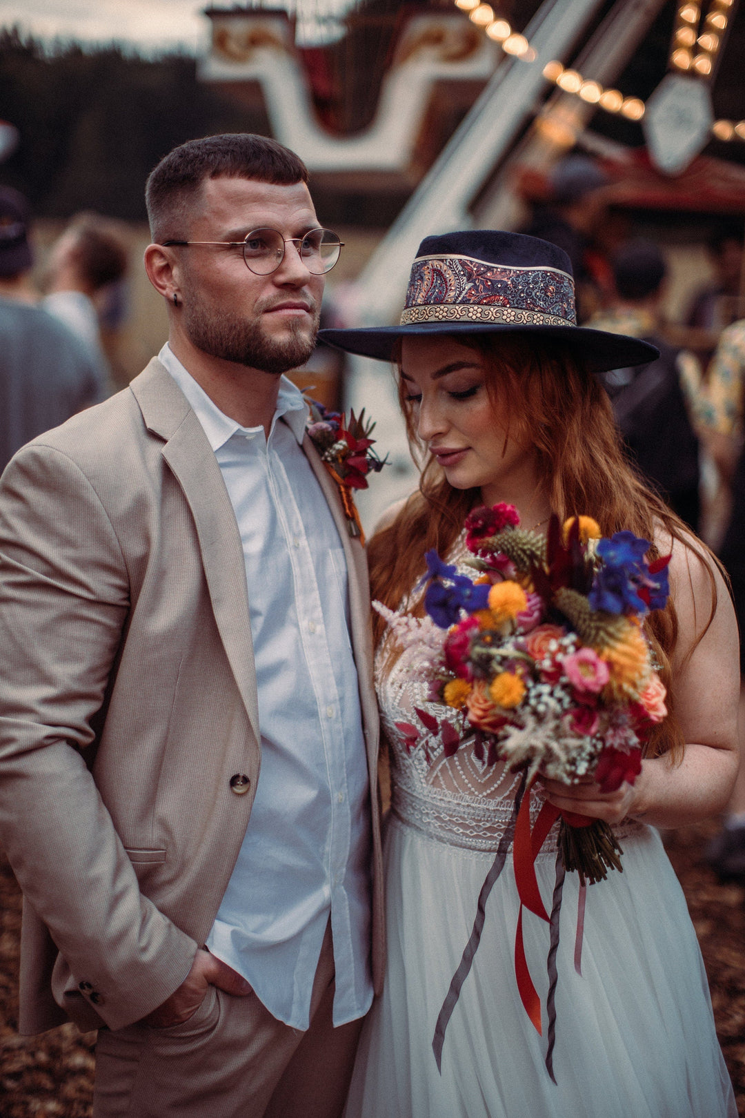 Stilvoller Hut mit floralen Mustern und lebendigen Farben, perfekt für einen Hauch von Bohème-Chic in Ihrem Outfit