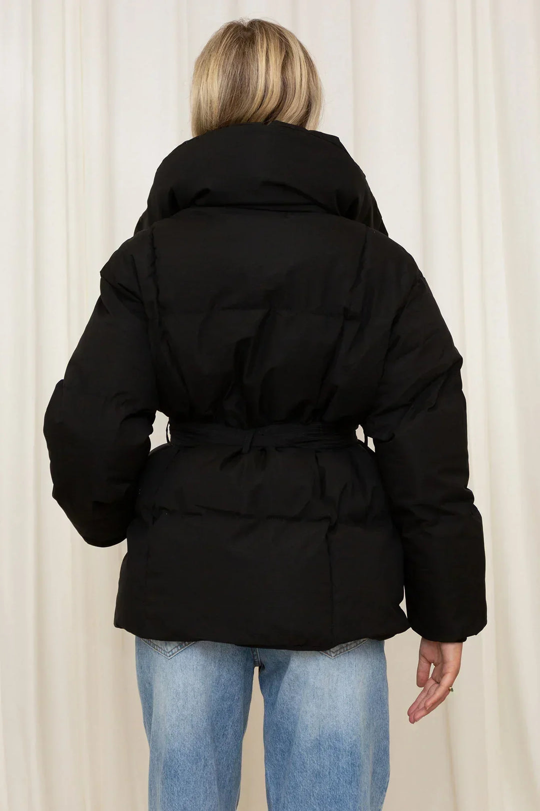 Heidi-Mode | Kurze Damenjacke Mit Stehkragen Und Taillierter Taille