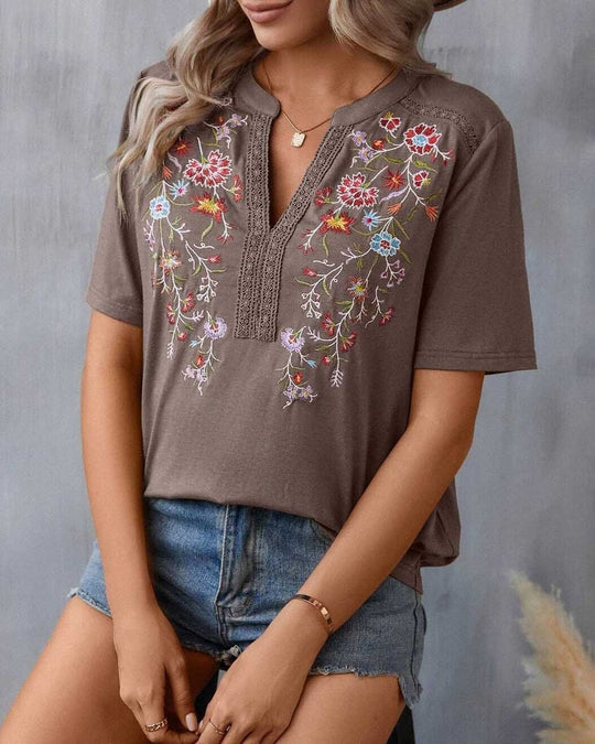 Heidi-Mode | Elegante Bluse mit Blumenstickerei V-ausschnitt und Kurzen Ärmeln