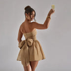 Glitzerndes Kleid mit Grosser Schleife
