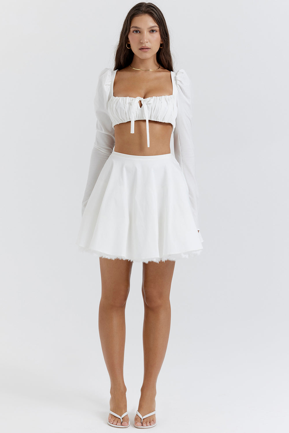 Heidi-Mode | Weiße Bluse mit Puffärmeln und Minirock mit Schleife
