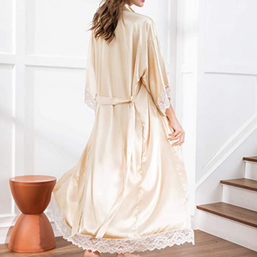 Heidi-Mode | Lange Bademantel aus Satin mit Spitzen Details
