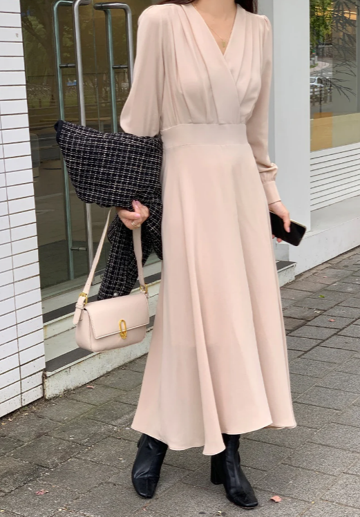 Elegantes Kleid mit Puffärmeln und V-Ausschnitt in A-Linie