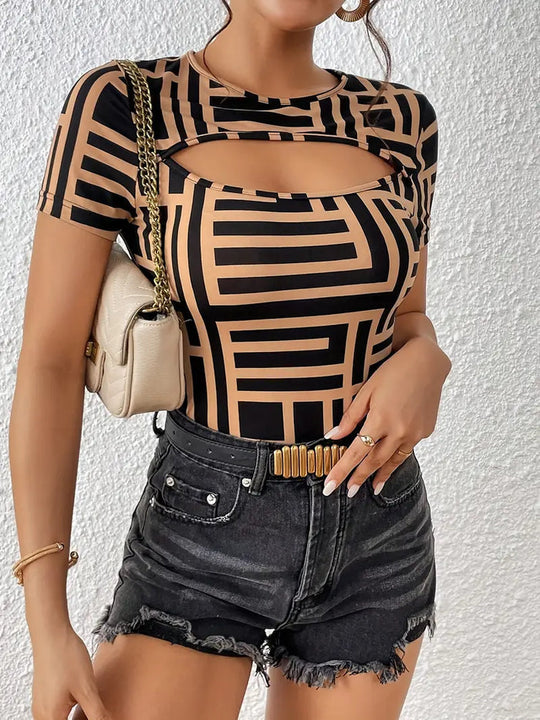 Heidi-Mode | Elegante Geometrische T-shirt mit Ausschnitt für Einen Wagemutigen Look
