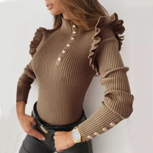 Gerippter Pullover mit Rüschen und Knöpfen