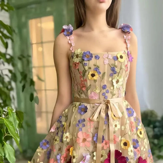 Kleid mit Blumenstickerei und Trägern - Lila