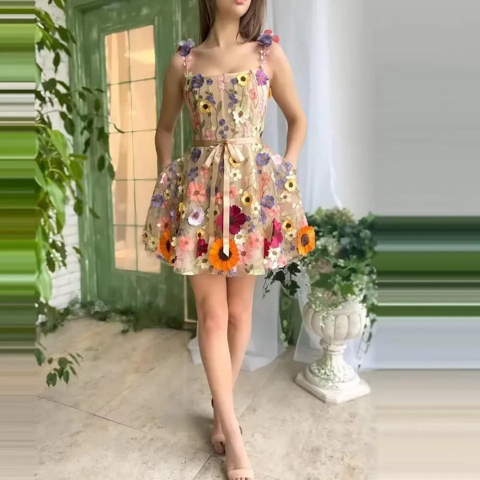 Kleid mit Blumenstickerei und Trägern - Lila