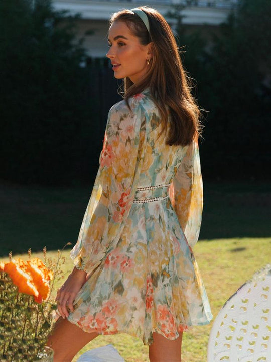 Heidi-Mode | Bedrucktes Minikleid mit V-Ausschnitt und Spitze