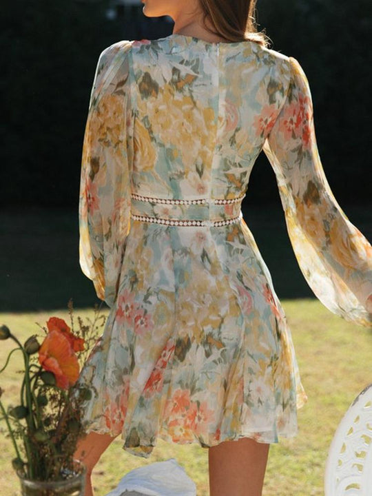 Heidi-Mode | Bedrucktes Minikleid mit V-Ausschnitt und Spitze