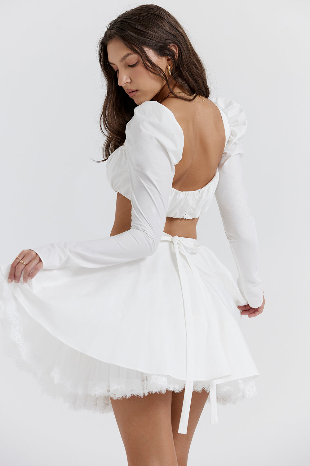 Heidi-Mode | Weiße Bluse mit Puffärmeln und Minirock mit Schleife