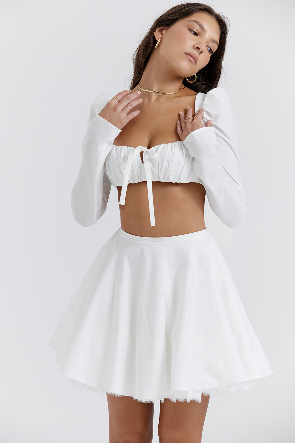 Heidi-Mode | Weiße Bluse mit Puffärmeln und Minirock mit Schleife