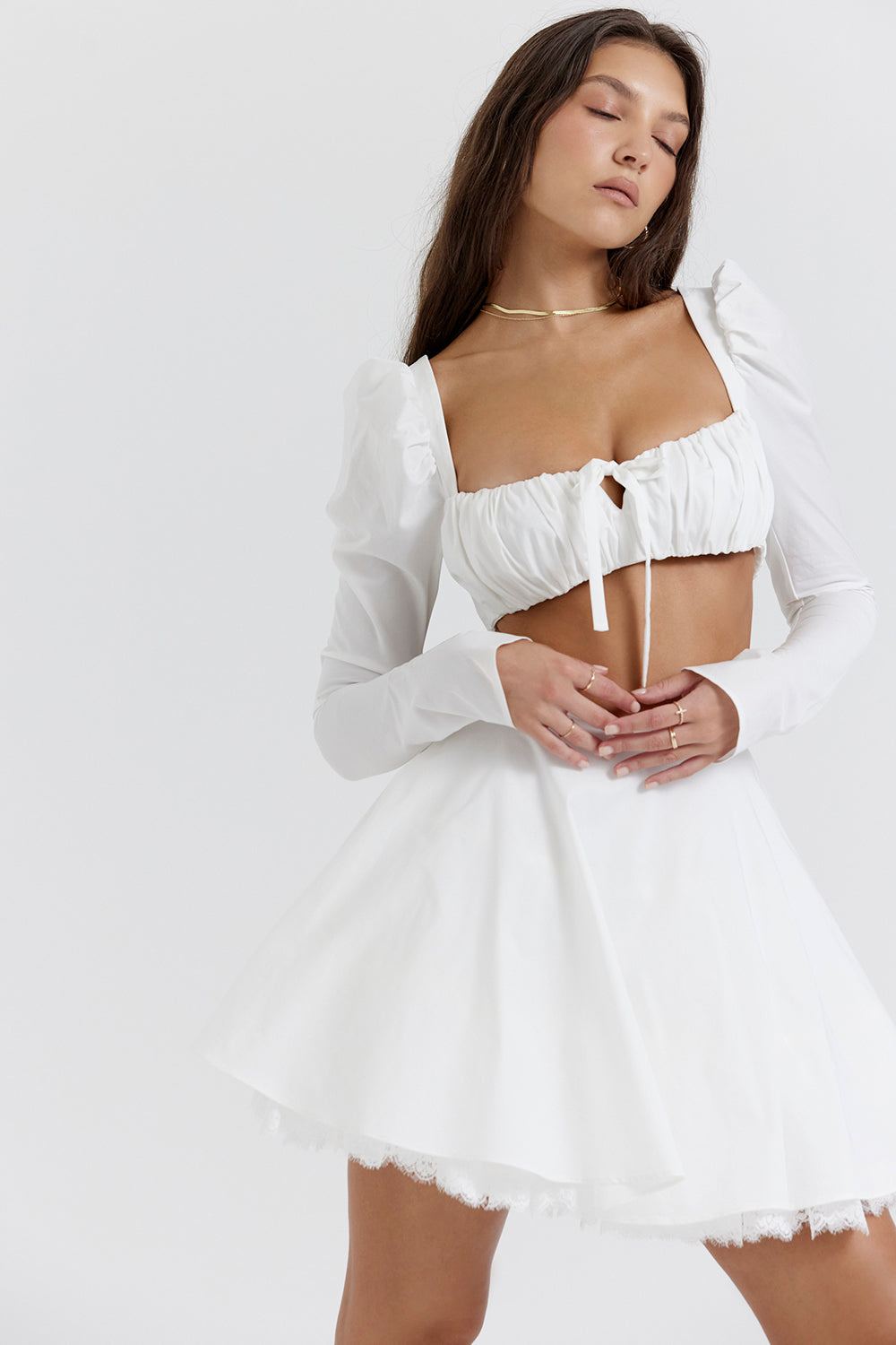 Heidi-Mode | Weiße Bluse mit Puffärmeln und Minirock mit Schleife