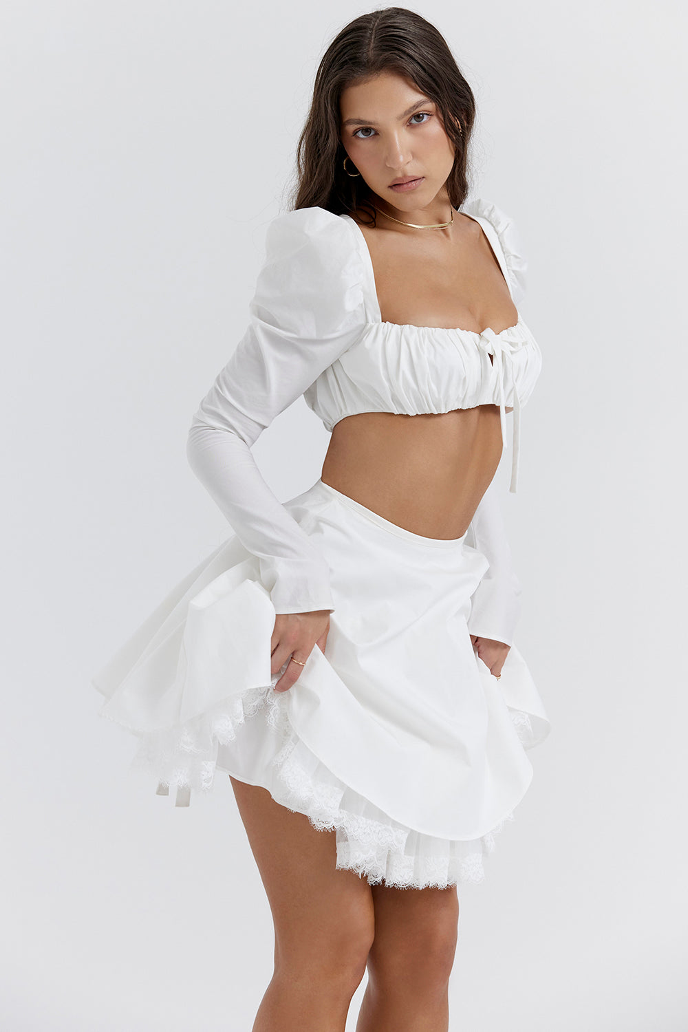 Heidi-Mode | Weiße Bluse mit Puffärmeln und Minirock mit Schleife