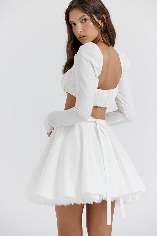 Heidi-Mode | Weiße Bluse mit Puffärmeln und Minirock mit Schleife