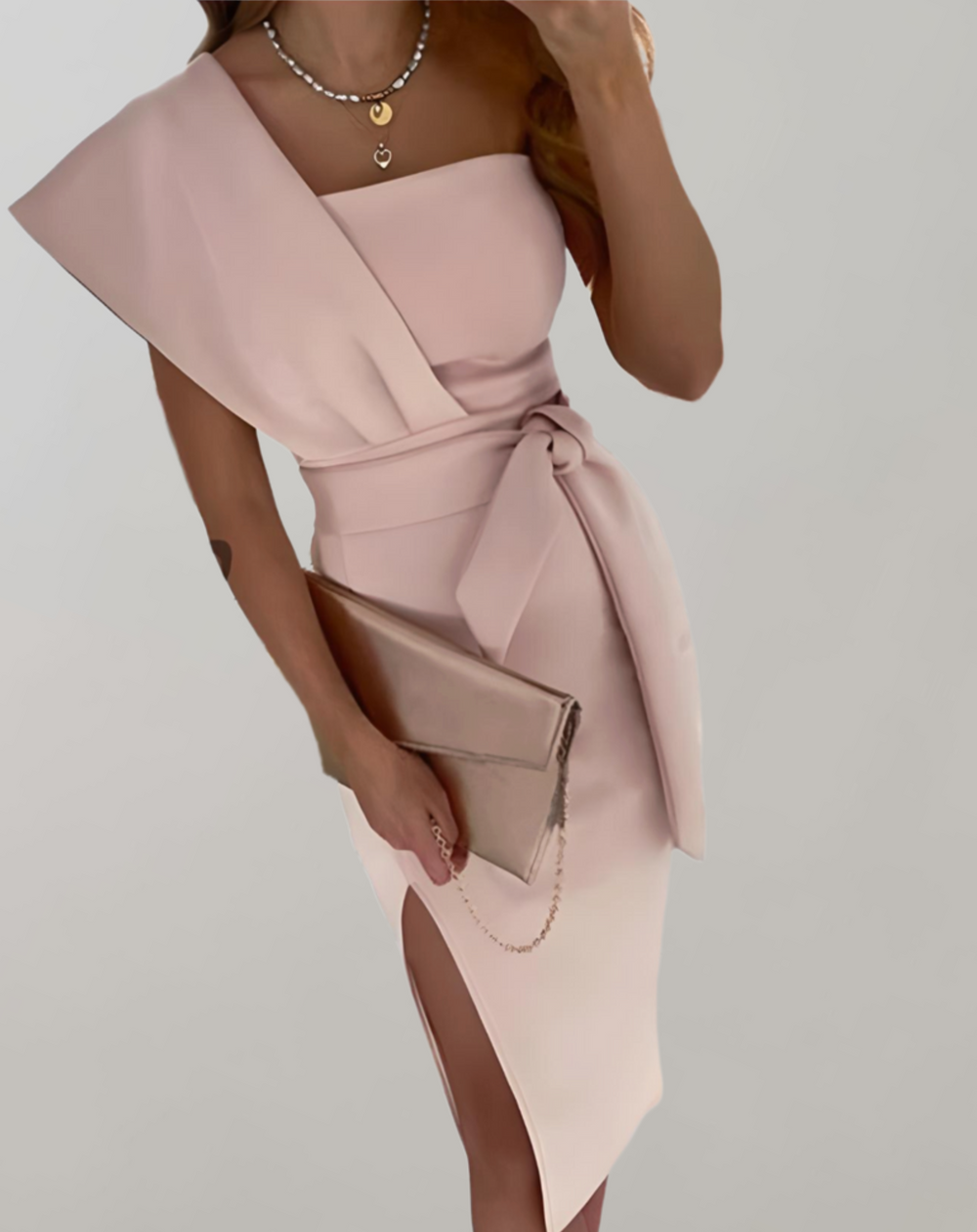 Schmal geschnittenes One-Shoulder-Kleid mit Schleife in der Taille und hohem Seitenschlitz