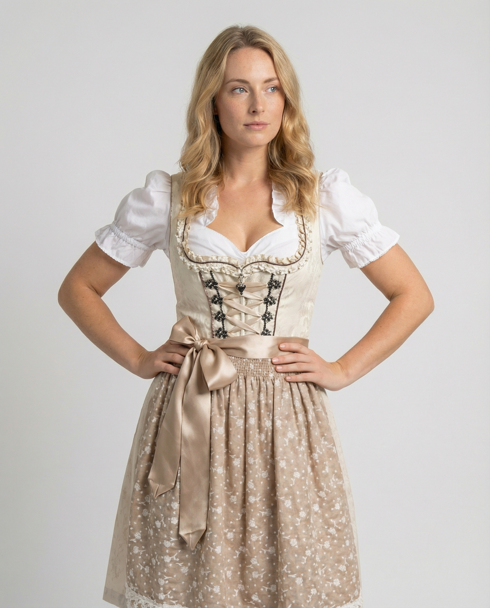 Traditionelles Kostüm mit Schürze und Bluse