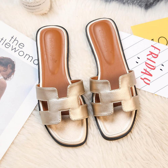 Heidi-Mode | Klassische Flache Sandalen Tragen Sie Sie mit Eleganz und Stil